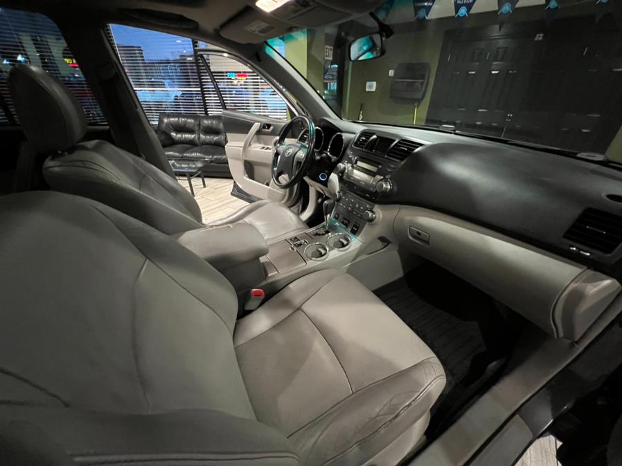 2010 Toyota Highlander 4WD 4dr V6 SE (Natl), available for sale in West Hartford, Connecticut | AutoMax. West Hartford, Connecticut 2010 Toyota Highlander 4WD 4dr V6 SE (Natl), available for sale in West Hartford, Connecticut | AutoMax. West Hartford, Connecticut