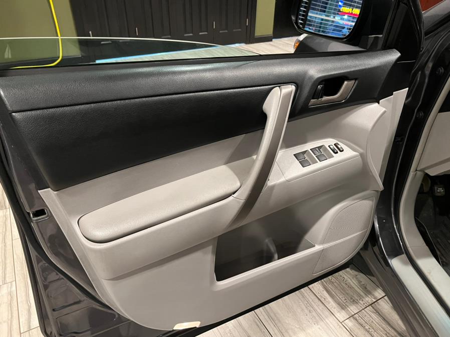 2010 Toyota Highlander 4WD 4dr V6 SE (Natl), available for sale in West Hartford, Connecticut | AutoMax. West Hartford, Connecticut 2010 Toyota Highlander 4WD 4dr V6 SE (Natl), available for sale in West Hartford, Connecticut | AutoMax. West Hartford, Connecticut