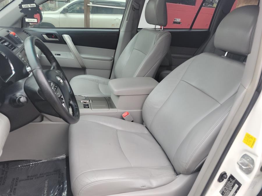 2011 Toyota Highlander 4WD 4dr V6 SE (Natl), available for sale in Melrose, Massachusetts | Melrose Auto Gallery. Melrose, Massachusetts 2011 Toyota Highlander 4WD 4dr V6 SE (Natl), available for sale in Melrose, Massachusetts | Melrose Auto Gallery. Melrose, Massachusetts