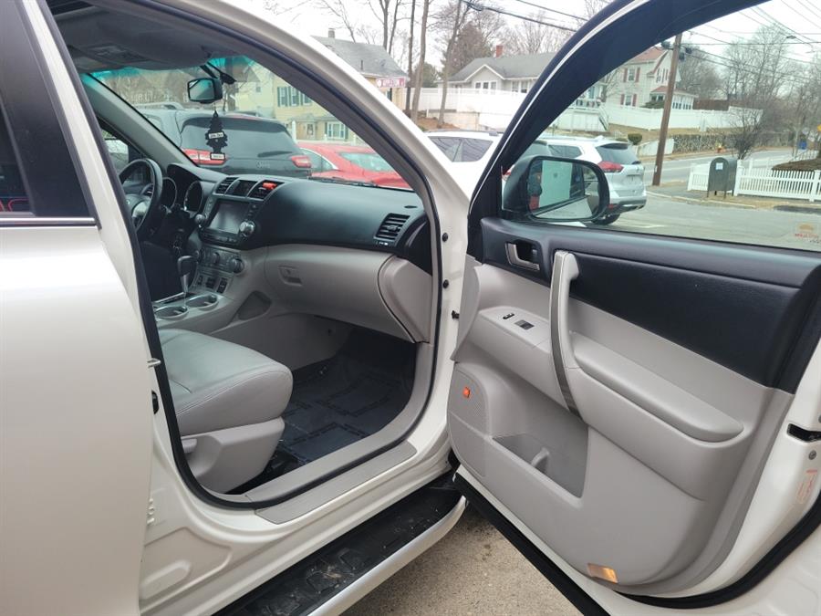 2011 Toyota Highlander 4WD 4dr V6 SE (Natl), available for sale in Melrose, Massachusetts | Melrose Auto Gallery. Melrose, Massachusetts 2011 Toyota Highlander 4WD 4dr V6 SE (Natl), available for sale in Melrose, Massachusetts | Melrose Auto Gallery. Melrose, Massachusetts