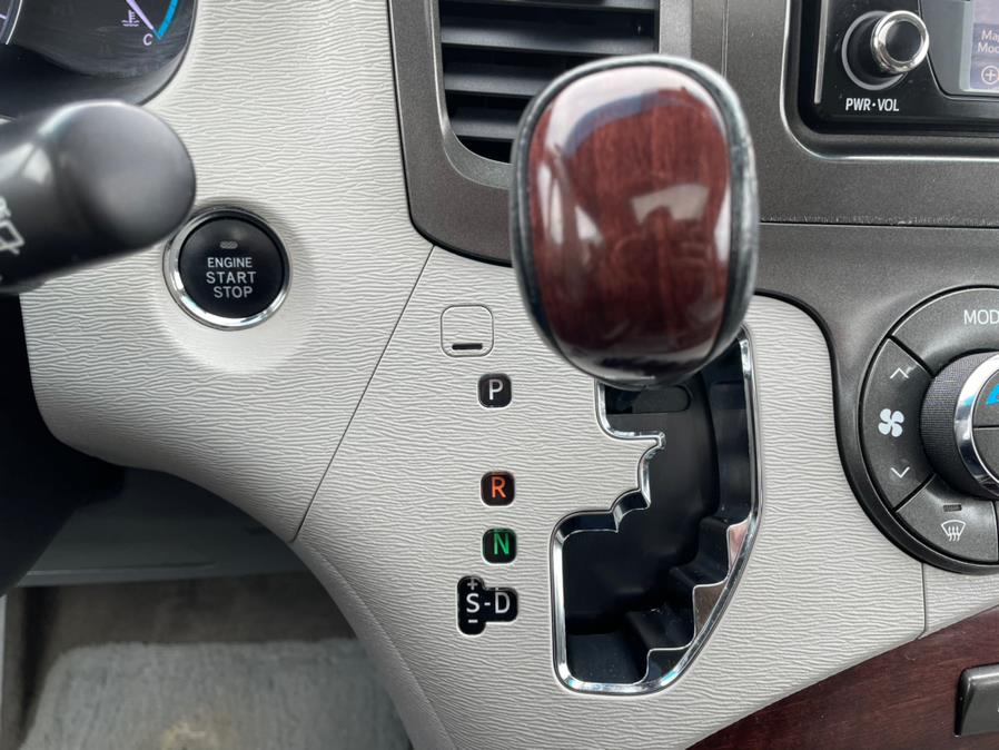 2014 Toyota Sienna 5dr 7-Pass Van V6 XLE AAS FWD (Natl), available for sale in Manchester, Connecticut | Carsonmain LLC. Manchester, Connecticut 2014 Toyota Sienna 5dr 7-Pass Van V6 XLE AAS FWD (Natl), available for sale in Manchester, Connecticut | Carsonmain LLC. Manchester, Connecticut