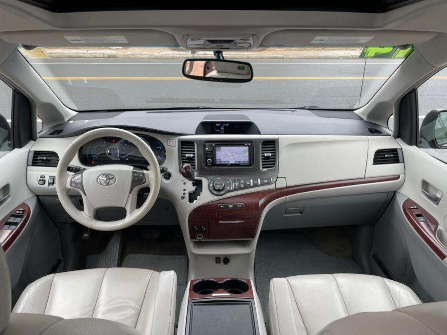 2014 Toyota Sienna 5dr 7-Pass Van V6 XLE AAS FWD (Natl), available for sale in Manchester, Connecticut | Carsonmain LLC. Manchester, Connecticut 2014 Toyota Sienna 5dr 7-Pass Van V6 XLE AAS FWD (Natl), available for sale in Manchester, Connecticut | Carsonmain LLC. Manchester, Connecticut