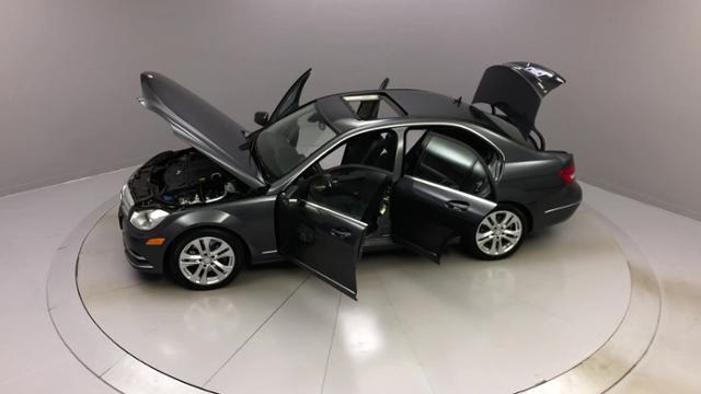 Used Mercedes-benz C-class 4dr Sdn C 300 Luxury 4MATIC 2013 | J&M Automotive Sls&Svc LLC. Naugatuck, Connecticut Used Mercedes-benz C-class 4dr Sdn C 300 Luxury 4MATIC 2013 | J&M Automotive Sls&Svc LLC. Naugatuck, Connecticut