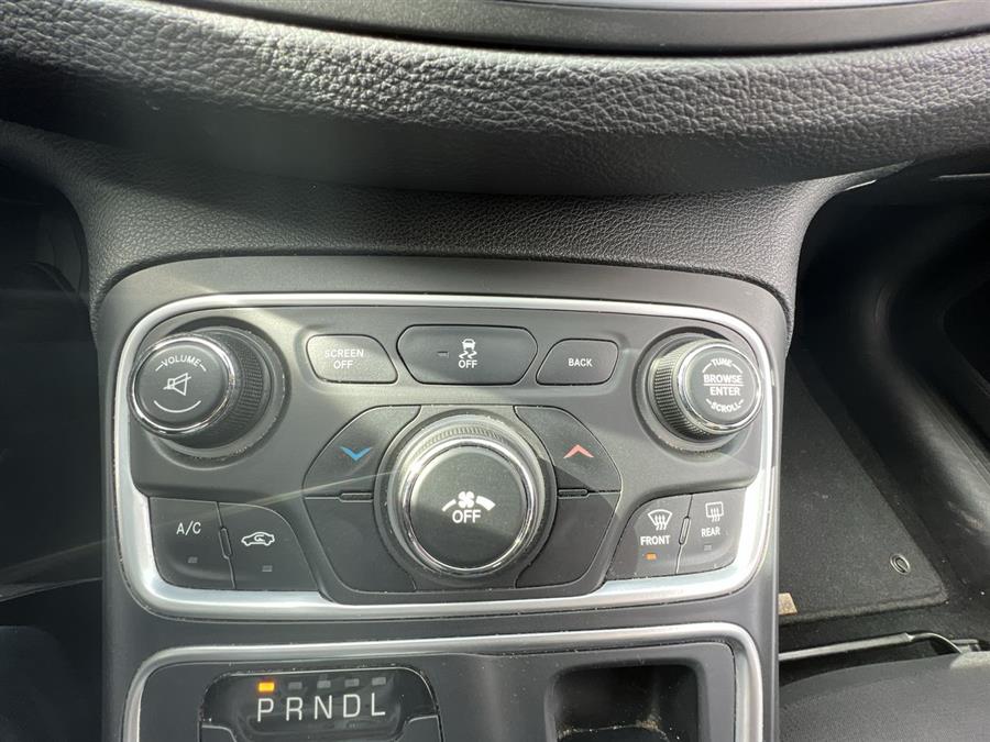 2015 Chrysler 200 4dr Sdn Limited FWD, available for sale in Stratford, Connecticut | Wiz Leasing Inc. Stratford, Connecticut 2015 Chrysler 200 4dr Sdn Limited FWD, available for sale in Stratford, Connecticut | Wiz Leasing Inc. Stratford, Connecticut