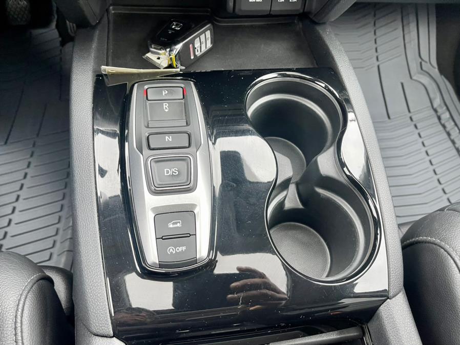 2016 Honda Pilot AWD 4dr Touring w/RES & Navi, available for sale in South Windsor, Connecticut | Mike And Tony Auto Sales, Inc. South Windsor, Connecticut 2016 Honda Pilot AWD 4dr Touring w/RES & Navi, available for sale in South Windsor, Connecticut | Mike And Tony Auto Sales, Inc. South Windsor, Connecticut