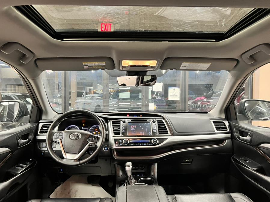 Used Toyota Highlander XLE V6 AWD (Natl) 2019 | Power Motors East. Massapequa Park, New York Used Toyota Highlander XLE V6 AWD (Natl) 2019 | Power Motors East. Massapequa Park, New York