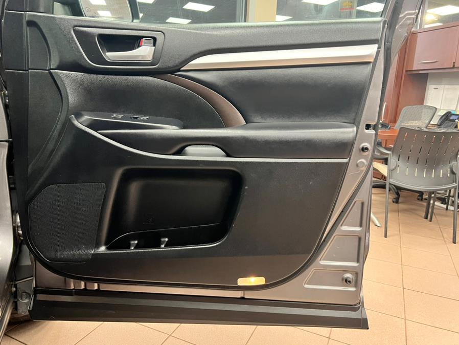 Used Toyota Highlander XLE V6 AWD (Natl) 2019 | Power Motors East. Massapequa Park, New York Used Toyota Highlander XLE V6 AWD (Natl) 2019 | Power Motors East. Massapequa Park, New York