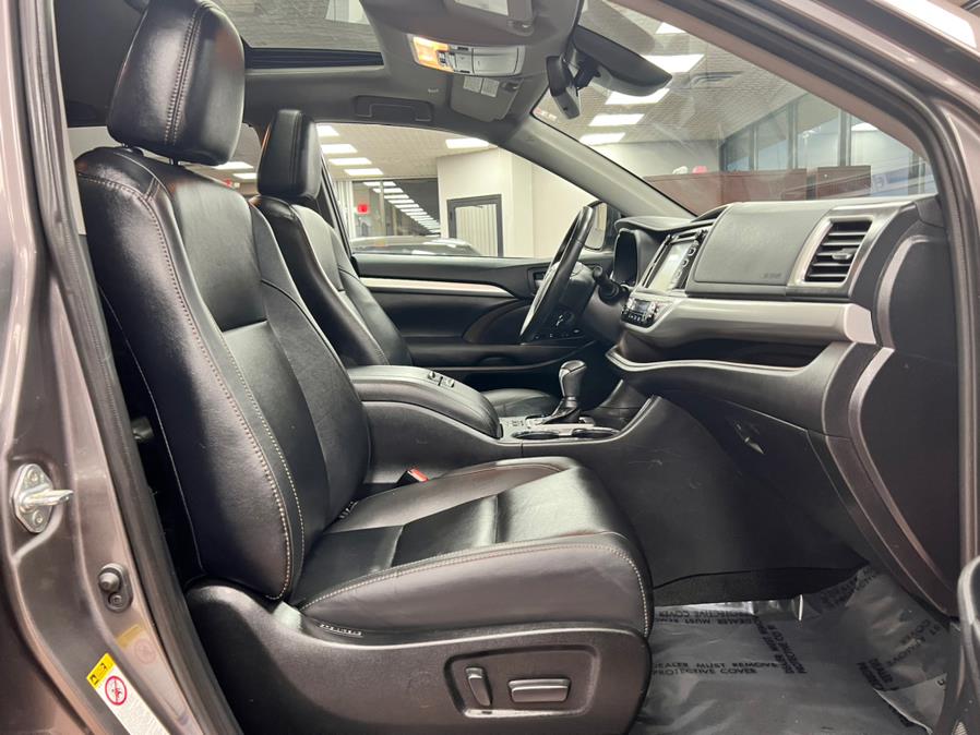 Used Toyota Highlander XLE V6 AWD (Natl) 2019 | Power Motors East. Massapequa Park, New York Used Toyota Highlander XLE V6 AWD (Natl) 2019 | Power Motors East. Massapequa Park, New York