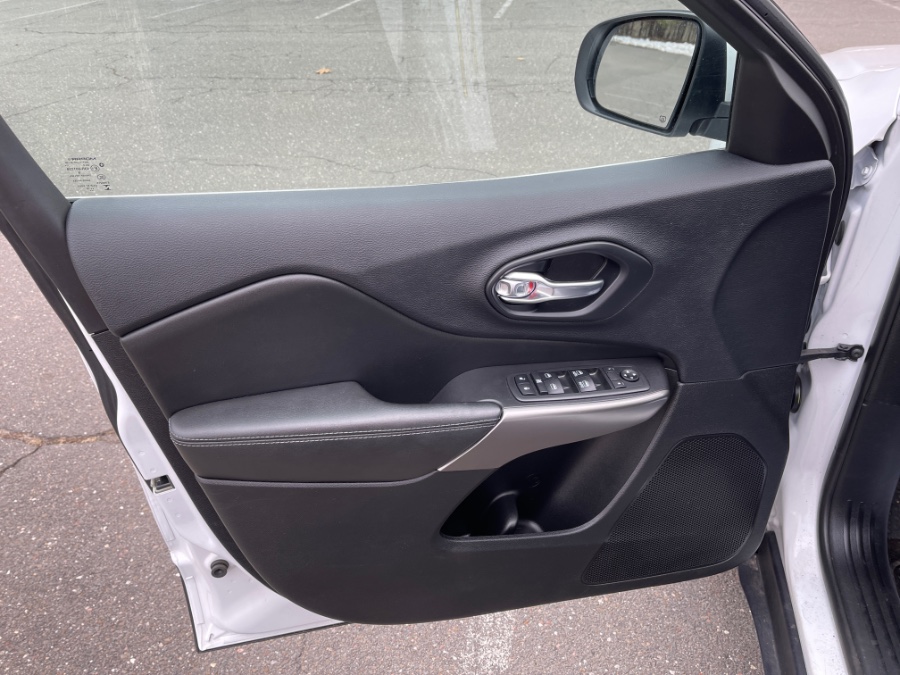 2019 Jeep Cherokee Latitude Plus 4x4, available for sale in Plainville, Connecticut | Farmington Auto Park LLC. Plainville, Connecticut 2019 Jeep Cherokee Latitude Plus 4x4, available for sale in Plainville, Connecticut | Farmington Auto Park LLC. Plainville, Connecticut