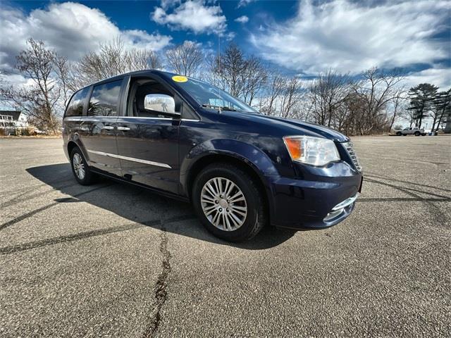 2014 Chrysler Town & Country Touring-L, available for sale in Stratford, Connecticut | Wiz Leasing Inc. Stratford, Connecticut