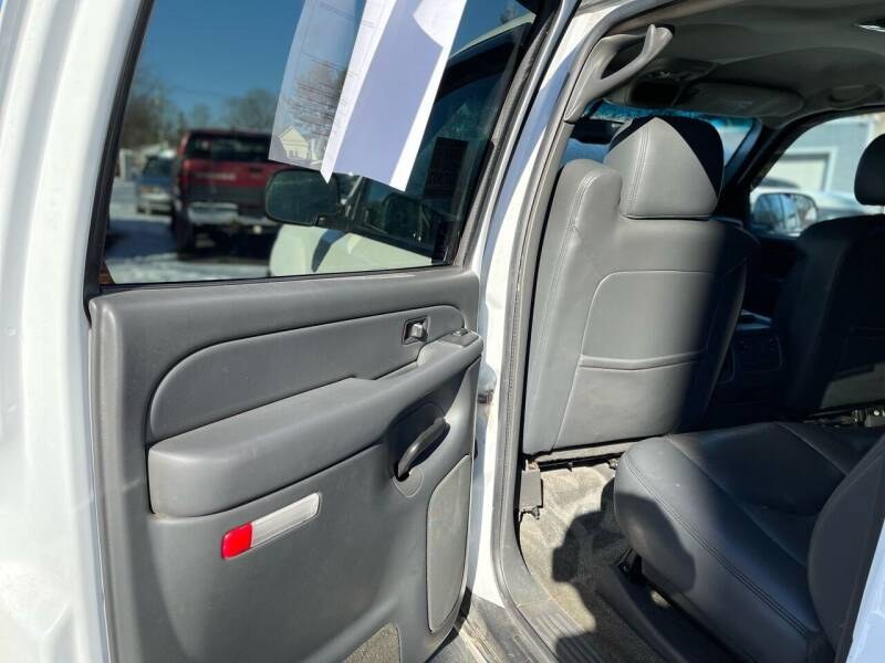 2003 Chevrolet Avalanche 1500 5dr Crew Cab 130" WB 4WD, available for sale in Plainville, Connecticut | Choice Group LLC Choice Motor Car. Plainville, Connecticut