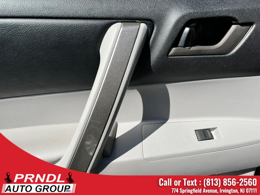 Used Toyota Highlander 4WD 4dr V6 SE (Natl) 2012 | PRNDL Auto Group. Irvington, New Jersey Used Toyota Highlander 4WD 4dr V6 SE (Natl) 2012 | PRNDL Auto Group. Irvington, New Jersey
