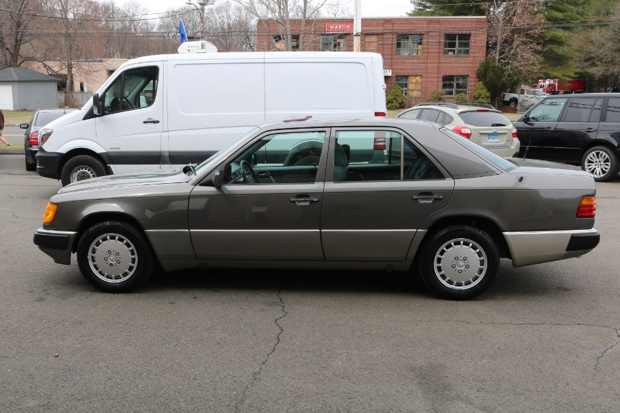 Used Mercedes-Benz 300 Series 4dr Sedan 300E Auto 1990 | Dealmax Motors LLC. Bristol, Connecticut