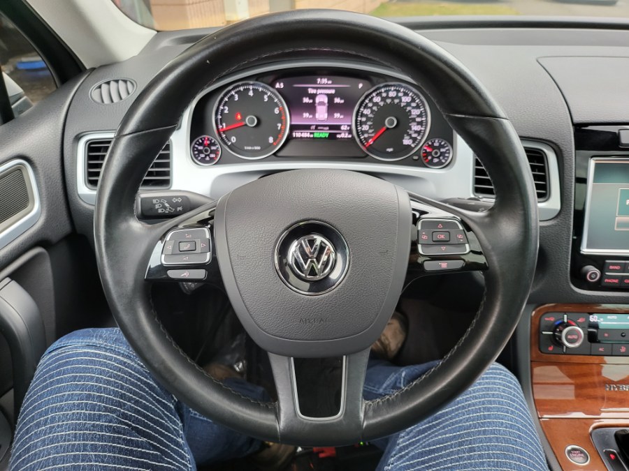 Used Volkswagen Touareg 4dr Hybrid *Ltd Avail* 2011 | Dealmax Motors LLC. Bristol, Connecticut