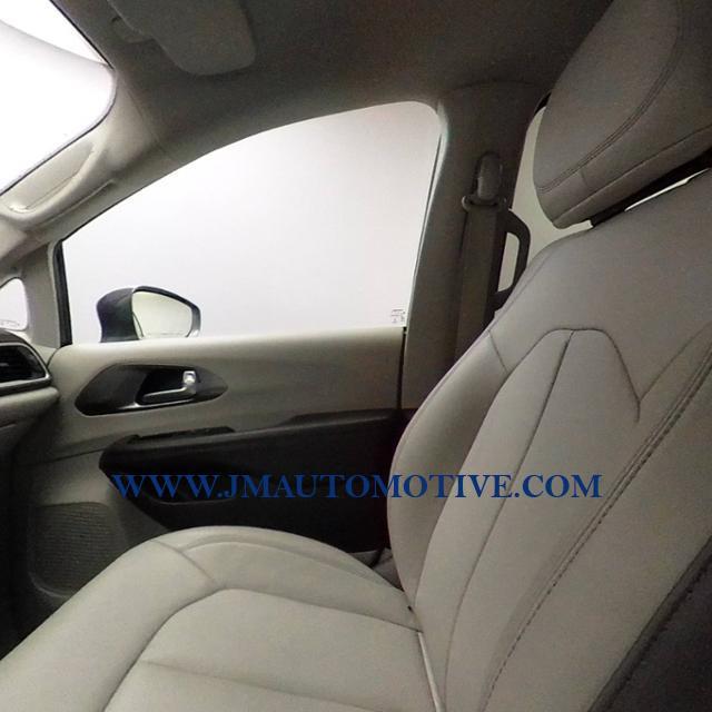 Used Chrysler Pacifica Touring-L FWD 2017 | J&M Automotive Sls&Svc LLC. Naugatuck, Connecticut Used Chrysler Pacifica Touring-L FWD 2017 | J&M Automotive Sls&Svc LLC. Naugatuck, Connecticut