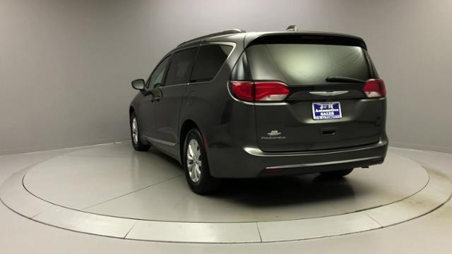 Used Chrysler Pacifica Touring-L FWD 2017 | J&M Automotive Sls&Svc LLC. Naugatuck, Connecticut Used Chrysler Pacifica Touring-L FWD 2017 | J&M Automotive Sls&Svc LLC. Naugatuck, Connecticut