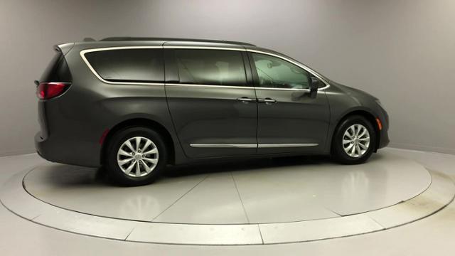 Used Chrysler Pacifica Touring-L FWD 2017 | J&M Automotive Sls&Svc LLC. Naugatuck, Connecticut Used Chrysler Pacifica Touring-L FWD 2017 | J&M Automotive Sls&Svc LLC. Naugatuck, Connecticut