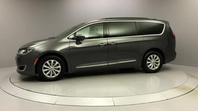 Used Chrysler Pacifica Touring-L FWD 2017 | J&M Automotive Sls&Svc LLC. Naugatuck, Connecticut Used Chrysler Pacifica Touring-L FWD 2017 | J&M Automotive Sls&Svc LLC. Naugatuck, Connecticut