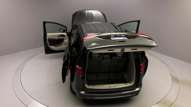 Used Chrysler Pacifica Touring-L FWD 2017 | J&M Automotive Sls&Svc LLC. Naugatuck, Connecticut Used Chrysler Pacifica Touring-L FWD 2017 | J&M Automotive Sls&Svc LLC. Naugatuck, Connecticut