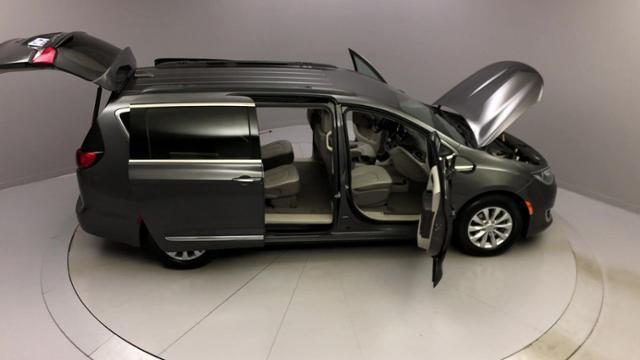 Used Chrysler Pacifica Touring-L FWD 2017 | J&M Automotive Sls&Svc LLC. Naugatuck, Connecticut Used Chrysler Pacifica Touring-L FWD 2017 | J&M Automotive Sls&Svc LLC. Naugatuck, Connecticut