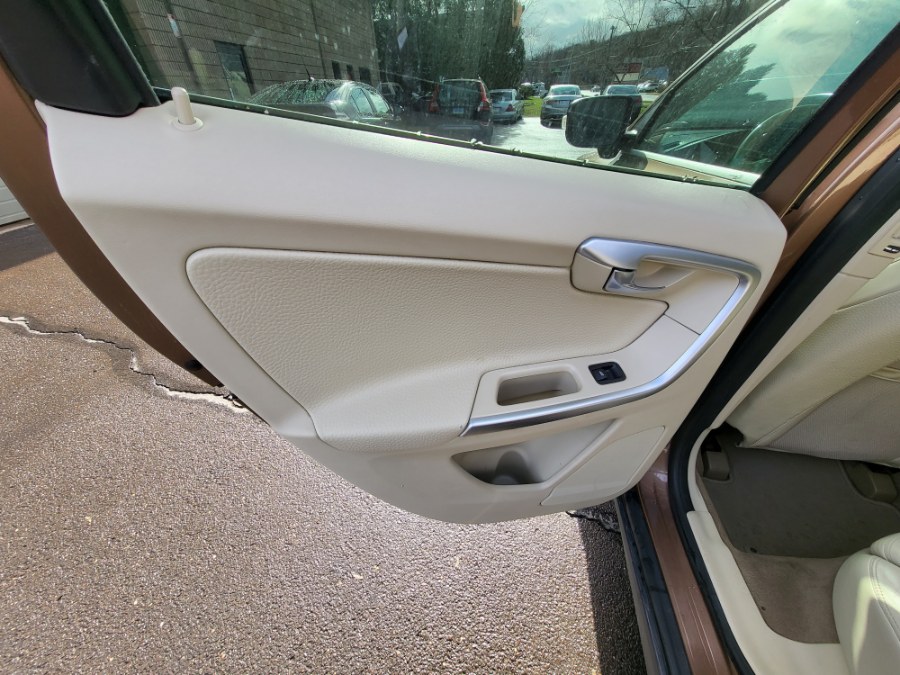 Used Volvo XC60 AWD 4dr 3.0T w/Moonroof 2010 | Dealmax Motors LLC. Bristol, Connecticut Used Volvo XC60 AWD 4dr 3.0T w/Moonroof 2010 | Dealmax Motors LLC. Bristol, Connecticut