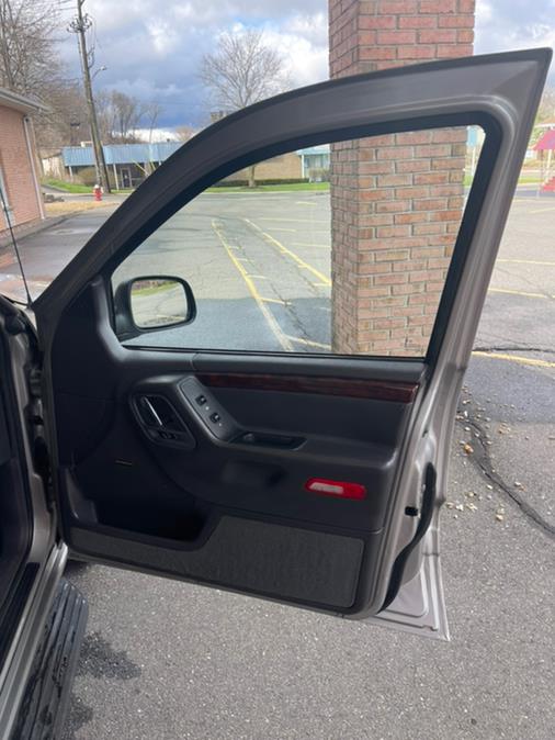 2000 Jeep Grand Cherokee 4dr Limited 4WD, available for sale in New Britain, Connecticut | Supreme Automotive. New Britain, Connecticut 2000 Jeep Grand Cherokee 4dr Limited 4WD, available for sale in New Britain, Connecticut | Supreme Automotive. New Britain, Connecticut