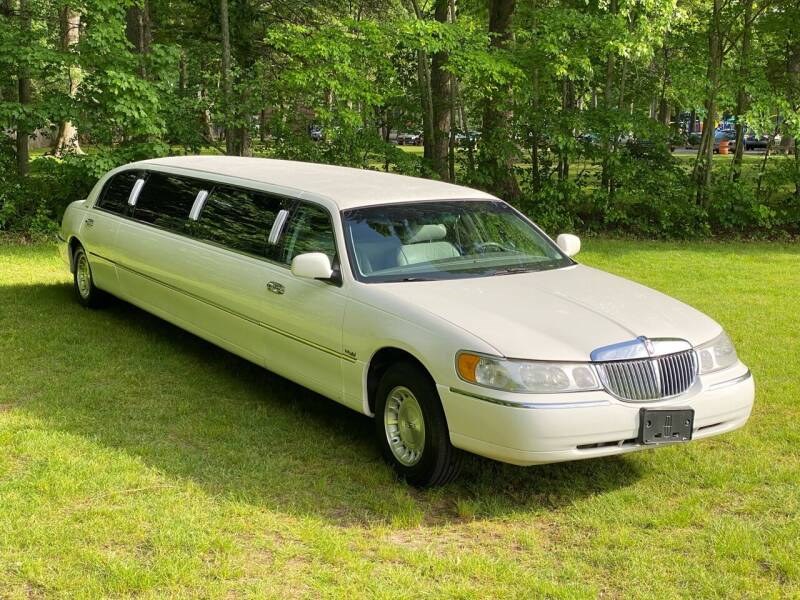 1999 Lincoln Town Car 4dr Sdn Executive, available for sale in Plainville, Connecticut | Choice Group LLC Choice Motor Car. Plainville, Connecticut