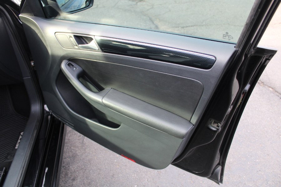 2015 Volkswagen Jetta Sedan 4dr Auto 1.8T SE w/Connectivity PZEV, available for sale in Plantsville, Connecticut | Auto House of Luxury. Plantsville, Connecticut 2015 Volkswagen Jetta Sedan 4dr Auto 1.8T SE w/Connectivity PZEV, available for sale in Plantsville, Connecticut | Auto House of Luxury. Plantsville, Connecticut