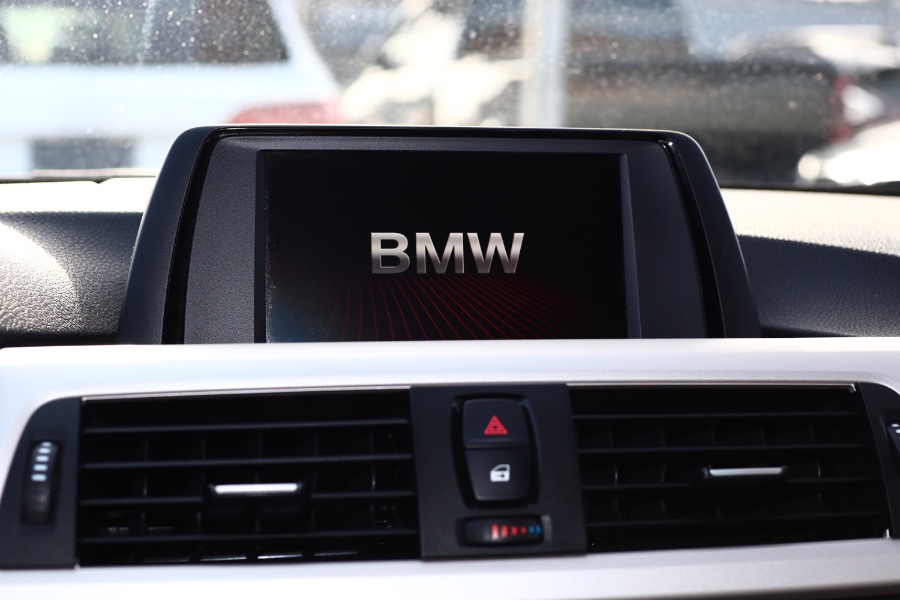 2014 BMW 3 Series 4dr Sdn 320i xDrive AWD, available for sale in Jamaica, New York | Hillside Auto Mall Inc.. Jamaica, New York 2014 BMW 3 Series 4dr Sdn 320i xDrive AWD, available for sale in Jamaica, New York | Hillside Auto Mall Inc.. Jamaica, New York