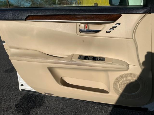2013 Lexus Es 350 4dr Sdn, available for sale in Forestville, Maryland | Valentine Motor Company. Forestville, Maryland 2013 Lexus Es 350 4dr Sdn, available for sale in Forestville, Maryland | Valentine Motor Company. Forestville, Maryland