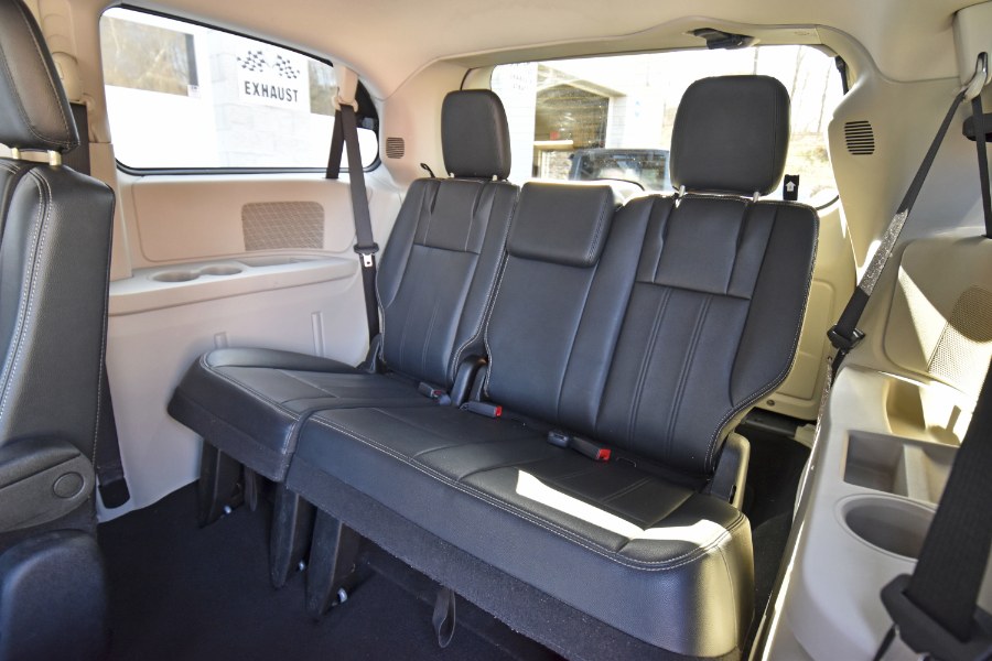 Used Chrysler Town & Country 4dr Wgn Touring 2013 | Highline Car Connection. Waterbury, Connecticut Used Chrysler Town & Country 4dr Wgn Touring 2013 | Highline Car Connection. Waterbury, Connecticut