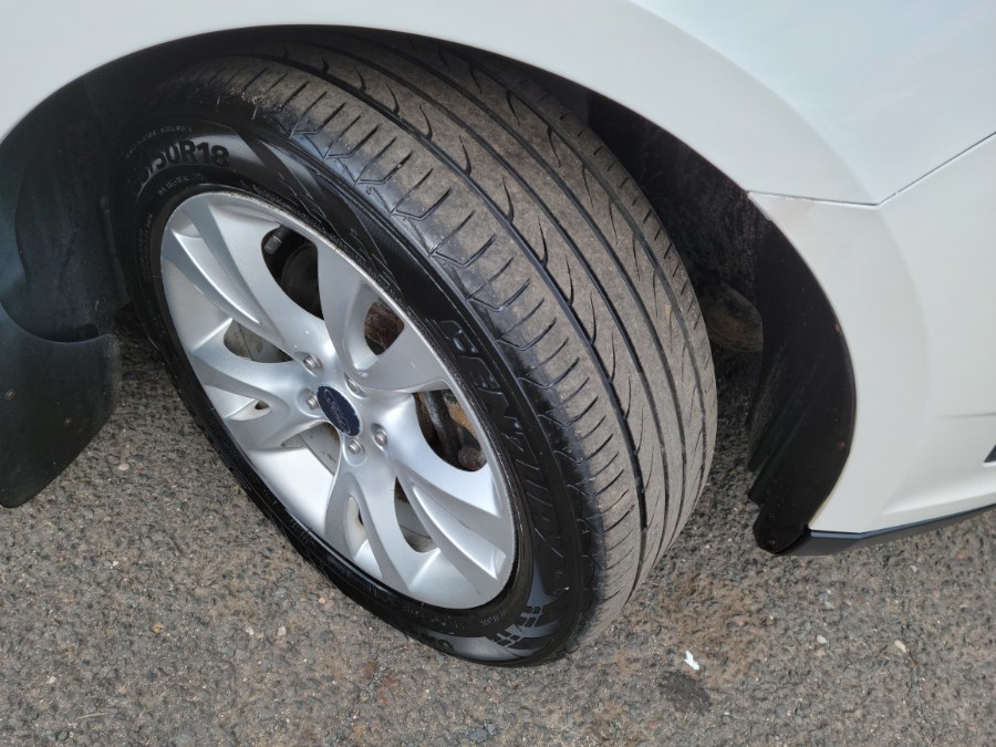 2010 Ford Taurus 4dr Sdn SEL Leather & Sunroof, available for sale in East Windsor, Connecticut | Toro Auto. East Windsor, Connecticut 2010 Ford Taurus 4dr Sdn SEL Leather & Sunroof, available for sale in East Windsor, Connecticut | Toro Auto. East Windsor, Connecticut