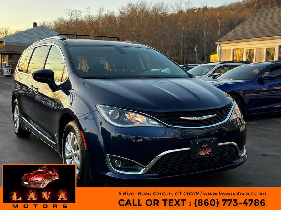 2018 Chrysler Pacifica Touring L FWD, available for sale in Canton, Connecticut | Lava Motors. Canton, Connecticut