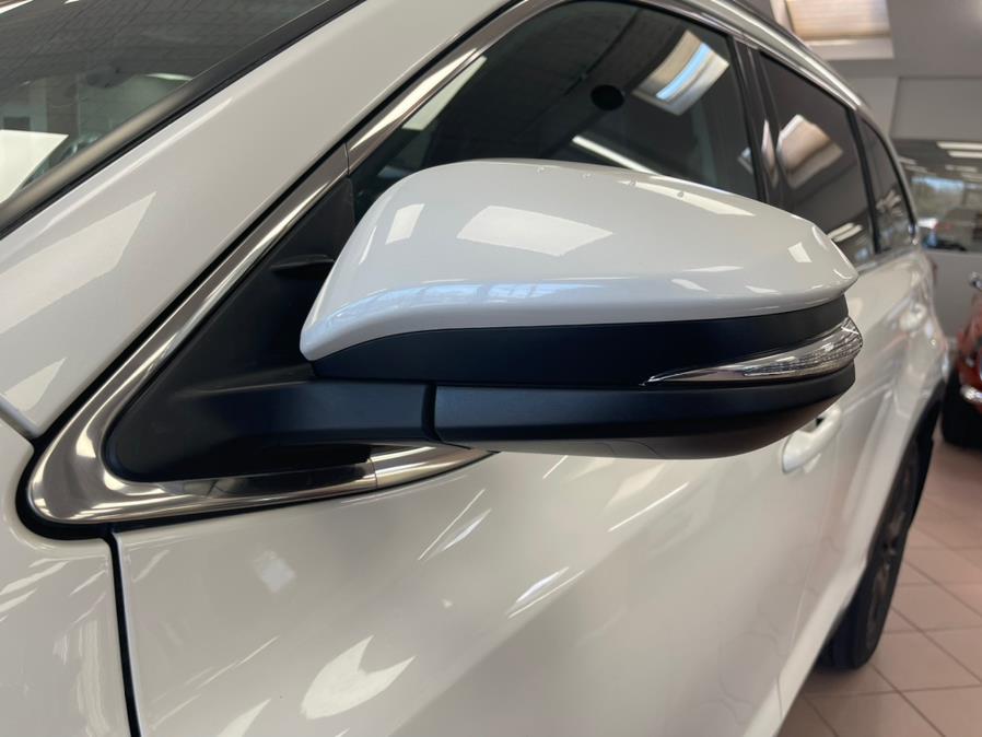 2019 Toyota Highlander SE V6 AWD (Natl), available for sale in Massapequa Park, New York | Power Motors East. Massapequa Park, New York 2019 Toyota Highlander SE V6 AWD (Natl), available for sale in Massapequa Park, New York | Power Motors East. Massapequa Park, New York