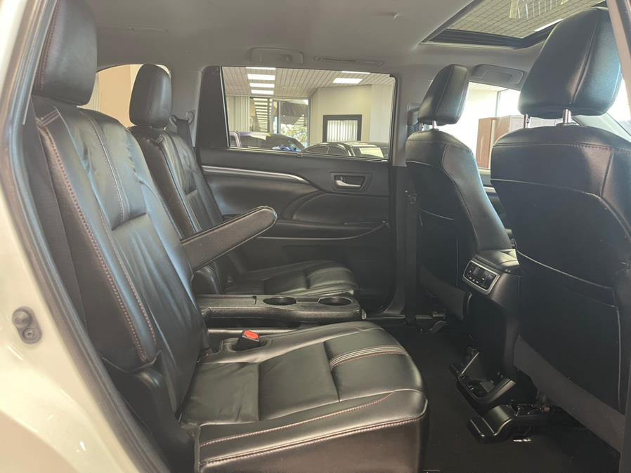 2019 Toyota Highlander SE V6 AWD (Natl), available for sale in Massapequa Park, New York | Power Motors East. Massapequa Park, New York 2019 Toyota Highlander SE V6 AWD (Natl), available for sale in Massapequa Park, New York | Power Motors East. Massapequa Park, New York