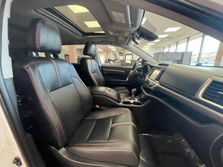 2019 Toyota Highlander SE V6 AWD (Natl), available for sale in Massapequa Park, New York | Power Motors East. Massapequa Park, New York 2019 Toyota Highlander SE V6 AWD (Natl), available for sale in Massapequa Park, New York | Power Motors East. Massapequa Park, New York