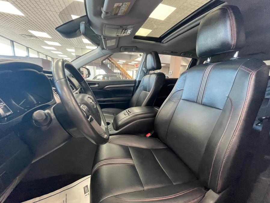 2019 Toyota Highlander SE V6 AWD (Natl), available for sale in Massapequa Park, New York | Power Motors East. Massapequa Park, New York 2019 Toyota Highlander SE V6 AWD (Natl), available for sale in Massapequa Park, New York | Power Motors East. Massapequa Park, New York