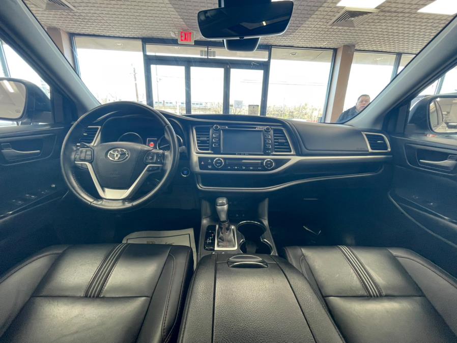 2019 Toyota Highlander SE V6 AWD (Natl), available for sale in Massapequa Park, New York | Power Motors East. Massapequa Park, New York 2019 Toyota Highlander SE V6 AWD (Natl), available for sale in Massapequa Park, New York | Power Motors East. Massapequa Park, New York