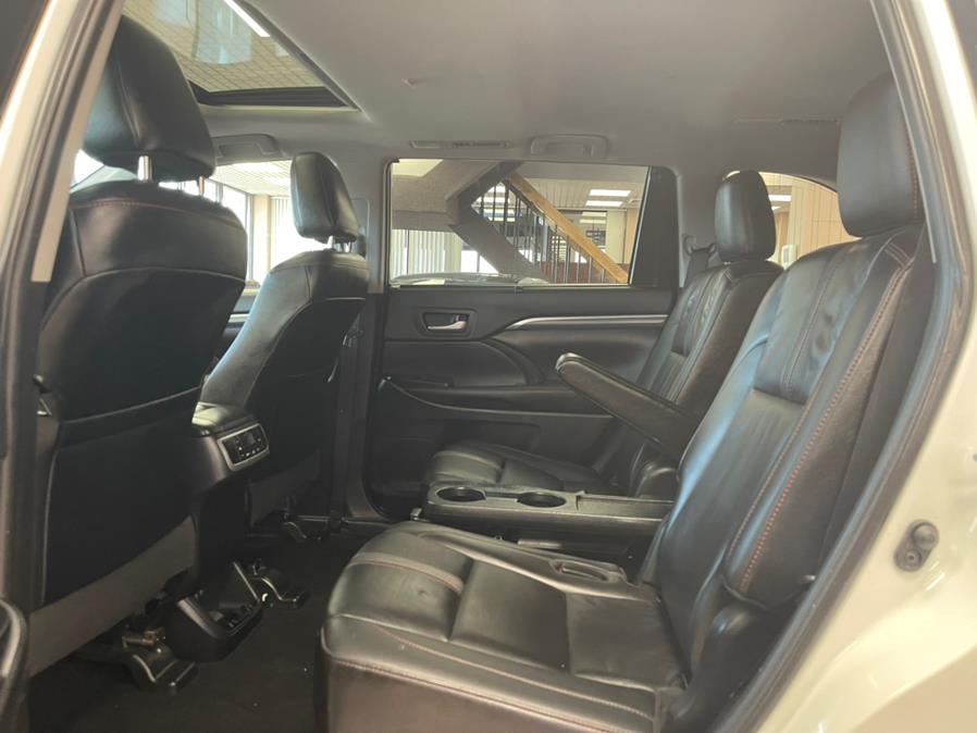2019 Toyota Highlander SE V6 AWD (Natl), available for sale in Massapequa Park, New York | Power Motors East. Massapequa Park, New York 2019 Toyota Highlander SE V6 AWD (Natl), available for sale in Massapequa Park, New York | Power Motors East. Massapequa Park, New York
