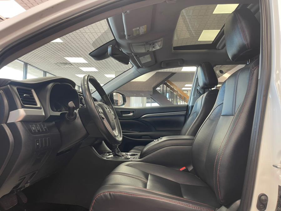2019 Toyota Highlander SE V6 AWD (Natl), available for sale in Massapequa Park, New York | Power Motors East. Massapequa Park, New York 2019 Toyota Highlander SE V6 AWD (Natl), available for sale in Massapequa Park, New York | Power Motors East. Massapequa Park, New York