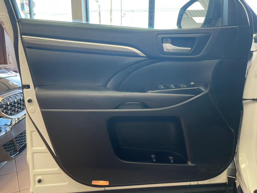 2019 Toyota Highlander SE V6 AWD (Natl), available for sale in Massapequa Park, New York | Power Motors East. Massapequa Park, New York 2019 Toyota Highlander SE V6 AWD (Natl), available for sale in Massapequa Park, New York | Power Motors East. Massapequa Park, New York