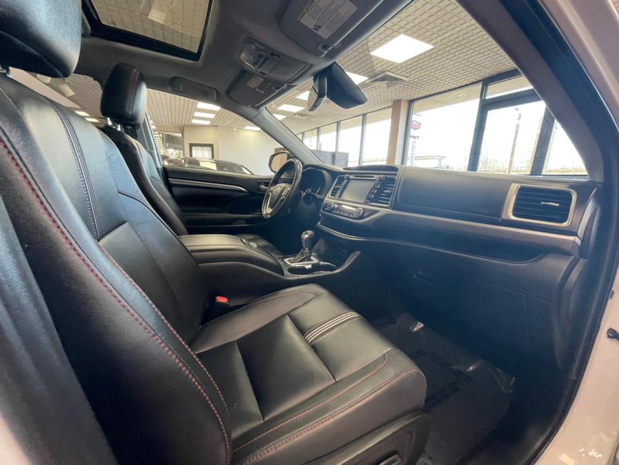 2019 Toyota Highlander SE V6 AWD (Natl), available for sale in Massapequa Park, New York | Power Motors East. Massapequa Park, New York 2019 Toyota Highlander SE V6 AWD (Natl), available for sale in Massapequa Park, New York | Power Motors East. Massapequa Park, New York