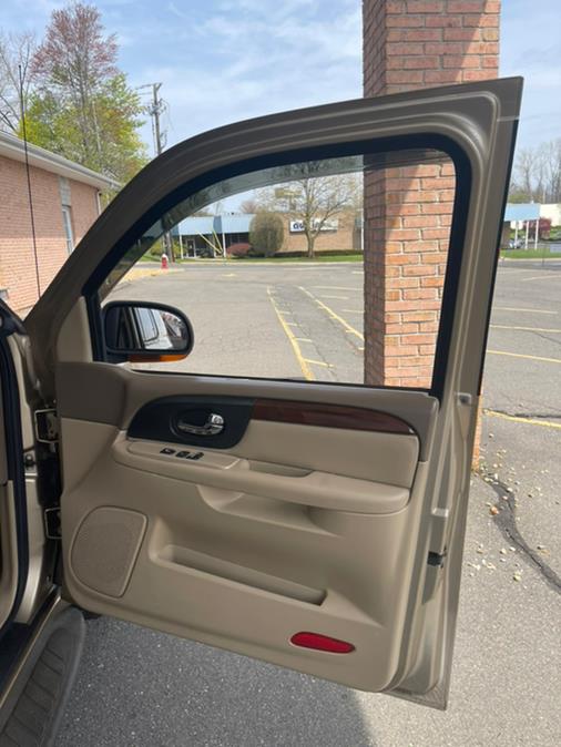 Used GMC Envoy XL 4dr 4WD SLT 2004 | Supreme Automotive. New Britain, Connecticut Used GMC Envoy XL 4dr 4WD SLT 2004 | Supreme Automotive. New Britain, Connecticut