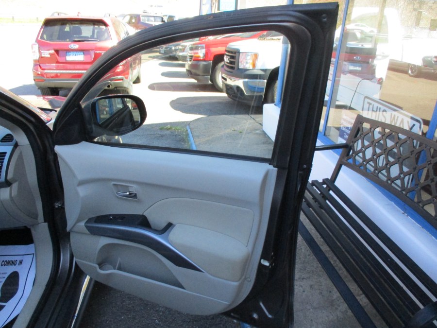 2011 Mitsubishi Outlander 4WD 4dr SE, available for sale in Meriden, Connecticut | Cos Central Auto. Meriden, Connecticut 2011 Mitsubishi Outlander 4WD 4dr SE, available for sale in Meriden, Connecticut | Cos Central Auto. Meriden, Connecticut