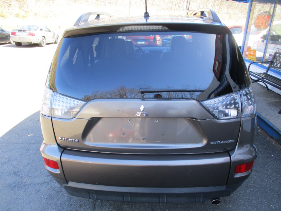 2011 Mitsubishi Outlander 4WD 4dr SE, available for sale in Meriden, Connecticut | Cos Central Auto. Meriden, Connecticut 2011 Mitsubishi Outlander 4WD 4dr SE, available for sale in Meriden, Connecticut | Cos Central Auto. Meriden, Connecticut