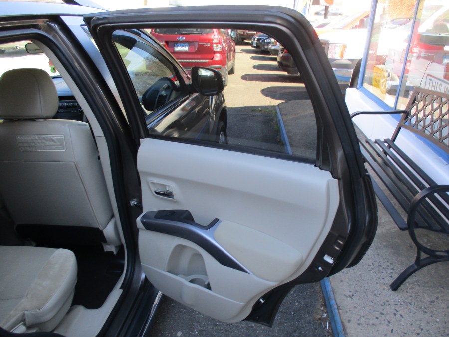 2011 Mitsubishi Outlander 4WD 4dr SE, available for sale in Meriden, Connecticut | Cos Central Auto. Meriden, Connecticut 2011 Mitsubishi Outlander 4WD 4dr SE, available for sale in Meriden, Connecticut | Cos Central Auto. Meriden, Connecticut