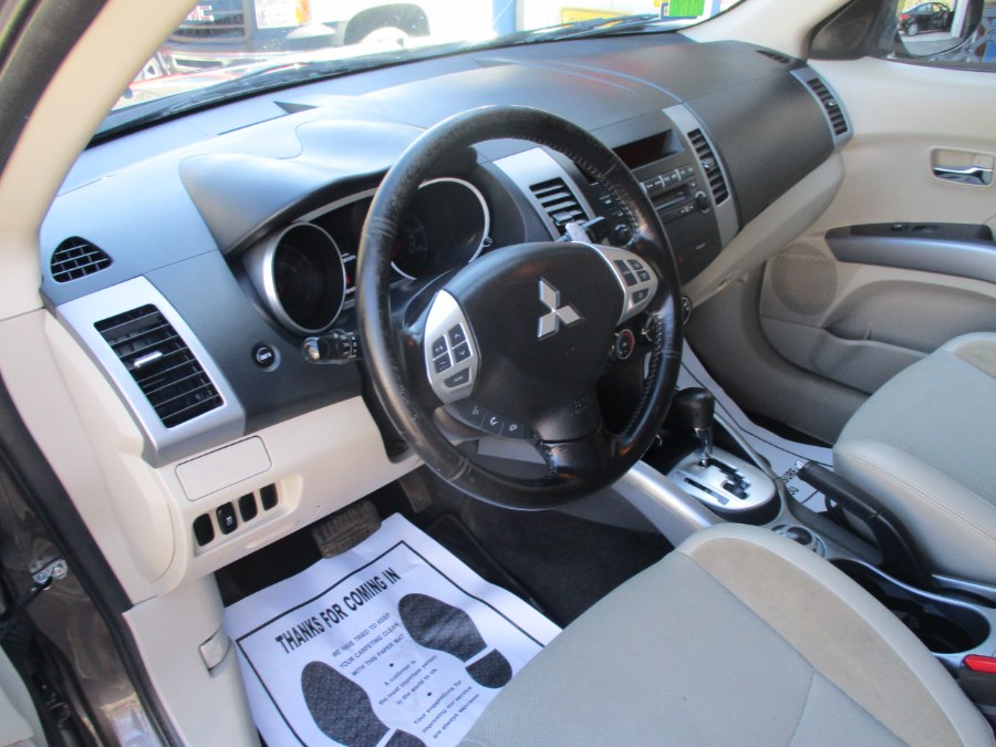 2011 Mitsubishi Outlander 4WD 4dr SE, available for sale in Meriden, Connecticut | Cos Central Auto. Meriden, Connecticut 2011 Mitsubishi Outlander 4WD 4dr SE, available for sale in Meriden, Connecticut | Cos Central Auto. Meriden, Connecticut