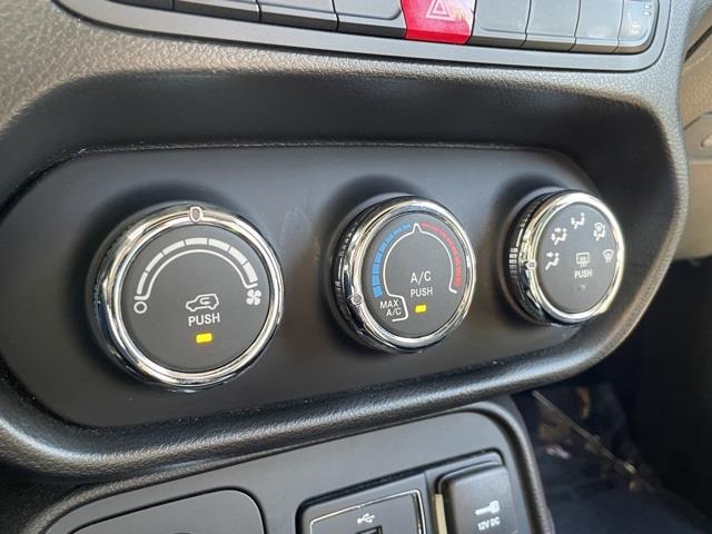 Used Jeep Renegade Latitude 2016 | Blasius of Danbury. Danbury, Connecticut Used Jeep Renegade Latitude 2016 | Blasius of Danbury. Danbury, Connecticut