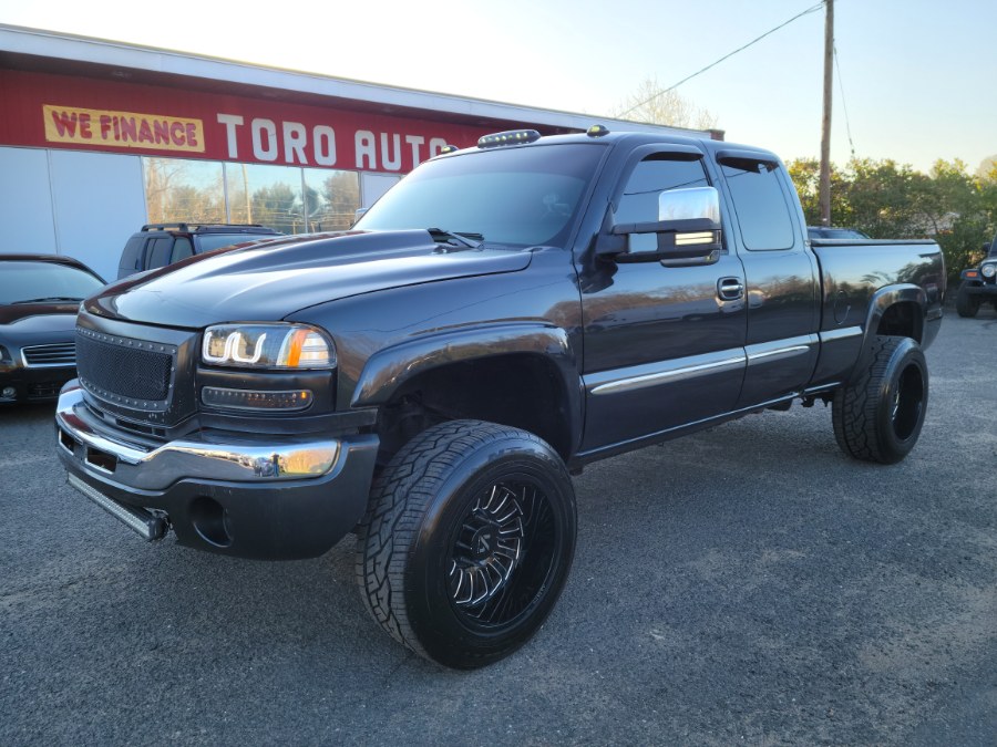 2004 GMC Sierra 2500HD SLT 6.0 V8 Extended 4WD, available for sale in East Windsor, Connecticut | Toro Auto. East Windsor, Connecticut