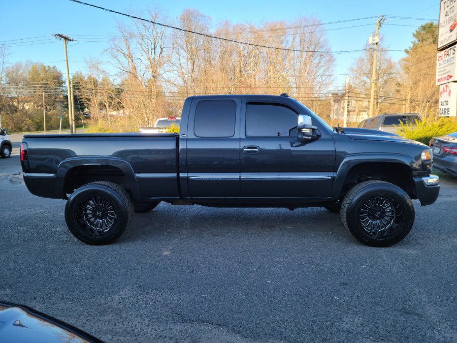 2004 GMC Sierra 2500HD SLT 6.0 V8 Extended 4WD, available for sale in East Windsor, Connecticut | Toro Auto. East Windsor, Connecticut 2004 GMC Sierra 2500HD SLT 6.0 V8 Extended 4WD, available for sale in East Windsor, Connecticut | Toro Auto. East Windsor, Connecticut